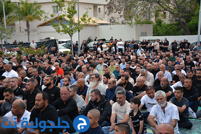 اهالي جلجولية يؤدون صلاة عيد الاضحى في ساحة مسجد الروضة في جلجولية 